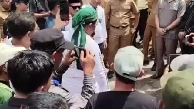 Ribuan Warga Kepung Kantor Bupati Musi Banyuasin, Tolak Penutupan Penyulingan Minyak Rakyat